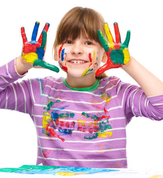 Портрет милой девушки, играющей с красками
 - Фото, изображение