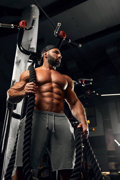 chauve brutal sexy fort bodybuilder athlétique fitness homme pompage abs muscles entraînement musculation concept arrière-plan
 - Photo, image