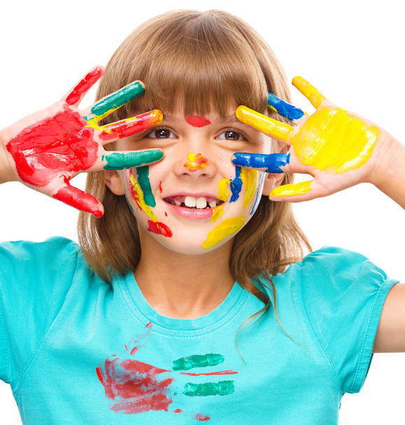 Egy aranyos lány játék festékek a portréja - Fotó, kép