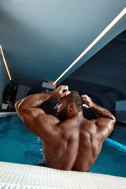 Retrato de moda de un hombre sexy muy musculoso en ropa interior en la piscina
 - Foto, Imagen