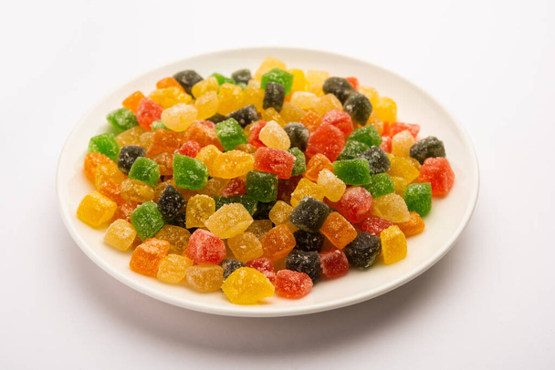Indian colorful candy and jelly bites sweet, fruit flavoured confectionery coated with sugar, served in a plate or bowl - Foto, Imagem