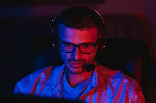 Gamer παίζει ένα shooter πρώτου προσώπου σε high end PC. - Φωτογραφία, εικόνα