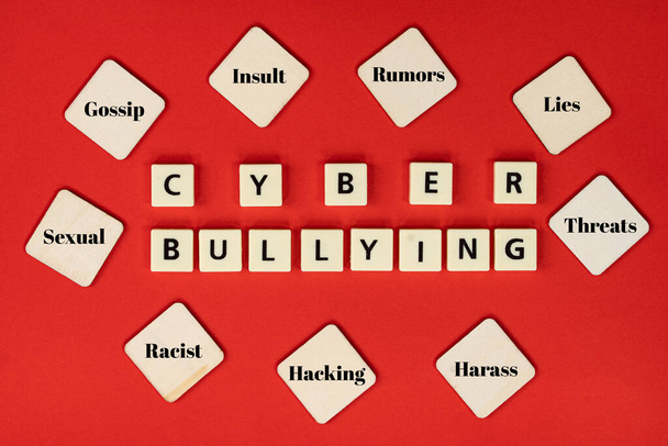 Elrendezés műanyag csempe szöveges CYBER BULLYING és fa csempe szöveges cyberbullying akciók. A számítógépes zaklatás fogalma - Fotó, kép