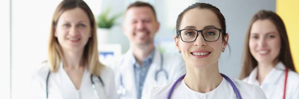 Ritratto di squadra medica in piedi con appunti in ospedale - Foto, immagini