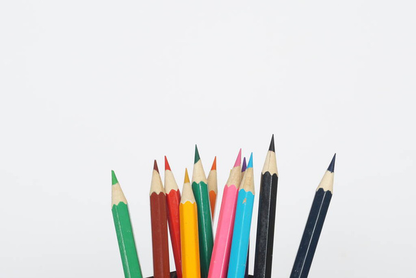 Цветные карандаши на белом фоне
 - Фото, изображение