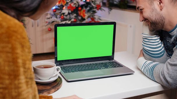 Pareja festiva mirando la pantalla verde horizontal - Foto, Imagen