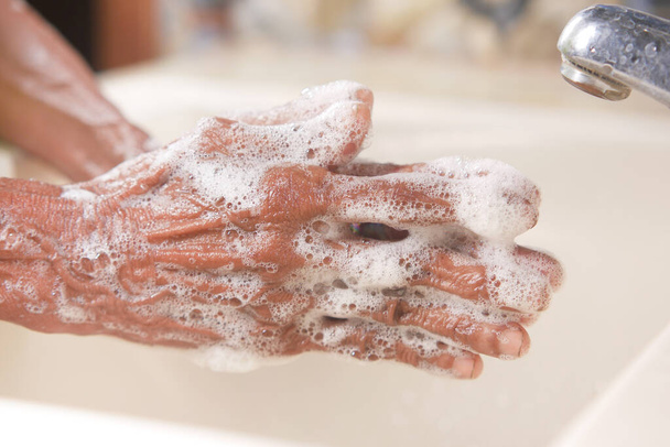 Senioren waschen sich die Hände mit warmem Wasser  - Foto, Bild
