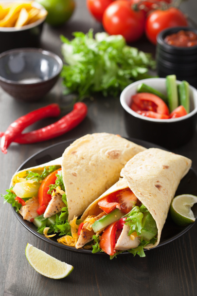 envoltura de tortilla mexicana con pechuga de pollo y verduras
  - Foto, Imagen