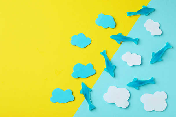 Жувальні цукерки у вигляді кита та декоративних хмар на двоколірному тлі
. - Фото, зображення