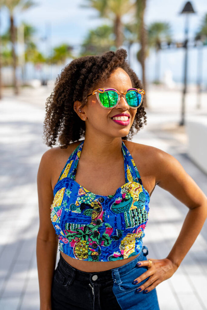 Atractiva joven posando en una escena al aire libre Fort Lauderdale Beach FL - Foto, imagen