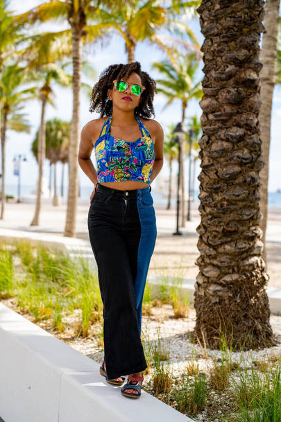 Atractiva joven posando en una escena al aire libre Fort Lauderdale Beach FL - Foto, imagen