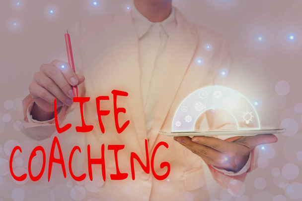 A Life Coaching feliratú üzenet. Internet Concept alkalmazott személy segít megmutatni céljait a karrier Lady In Uniform Holding Pen Phone megjelenítése Futurisztikus virtuális felület. - Fotó, kép