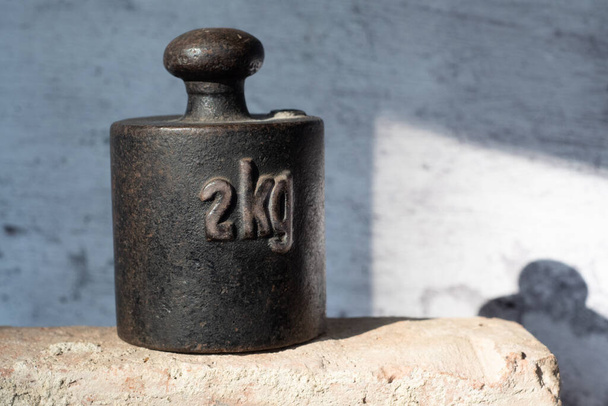2 kg antikes rostiges Gegengewicht - Foto, Bild
