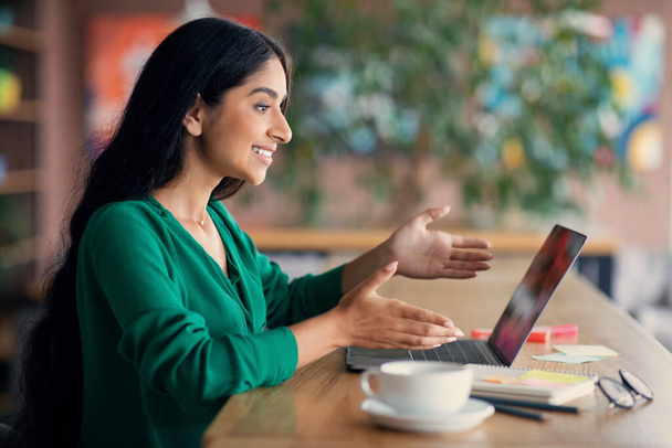Dlouhosrstá indická dáma s online pracovním pohovorem, kavárna interiér - Fotografie, Obrázek