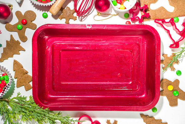 Vánoce, Nový rok vaření pozadí. Přísady na pečení a nádobí - perníkové těsto, řezačky na sušenky, váleček. Tvorba slavnostní Vánoce sladké sušenky jasně slavnostní červená bílá koncepce - Fotografie, Obrázek