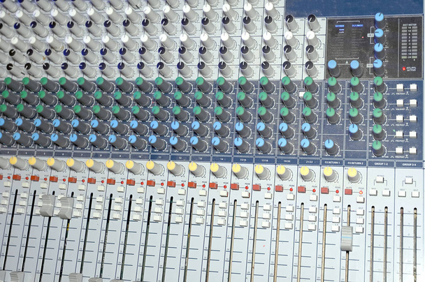 Επαγγελματικός ηχητικός μίξερ και μουσικός εξοπλισμός για ηχητικό μίξερ, ηλεκτρονική συσκευή - Φωτογραφία, εικόνα
