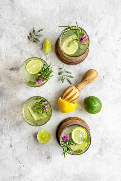 Homemade herbal soda drink with lemon slices and herbs - Foto, afbeelding