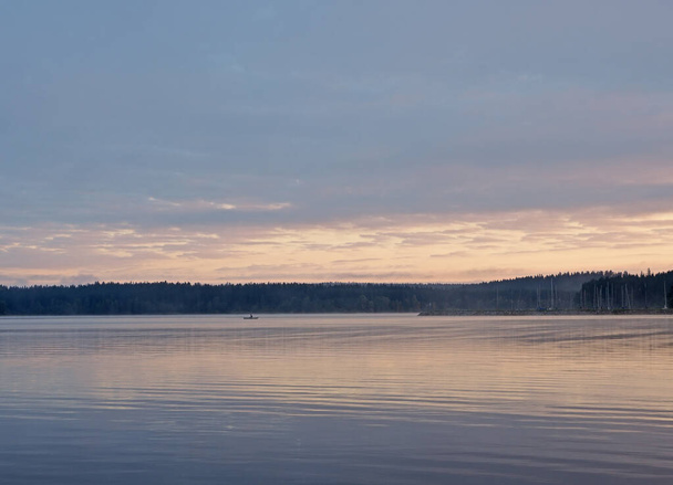 チェコ共和国スマヴァのリプノ湖で早朝のボートで漁師 - 写真・画像