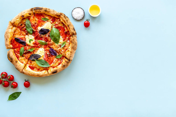 Food ingredients for cooking pizza - tomatoes cheese and basil - Foto, afbeelding