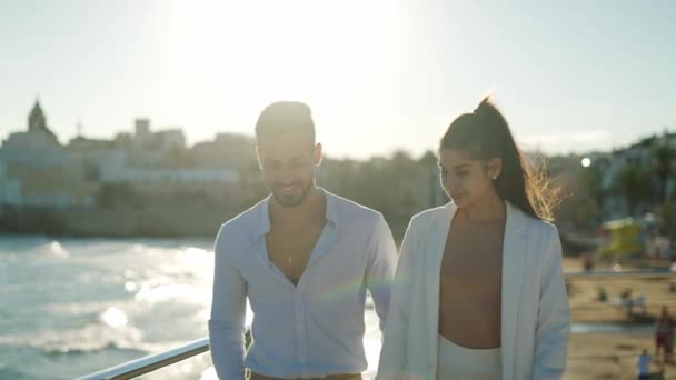 Latinopari pari kävelee ja puhuu merta vastaan kaupungissa - Materiaali, video