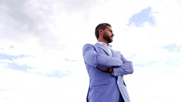Ernsthafter ehrgeiziger Angestellter im formellen Anzug hält die Arme am Himmel, Ehrgeiz - Filmmaterial, Video