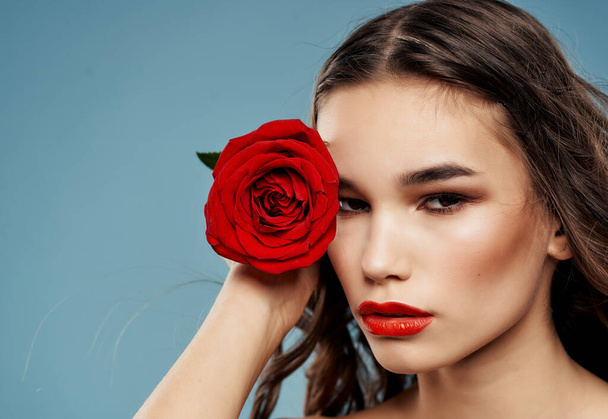 femme look attrayant rose fleur luxe fond bleu - Photo, image
