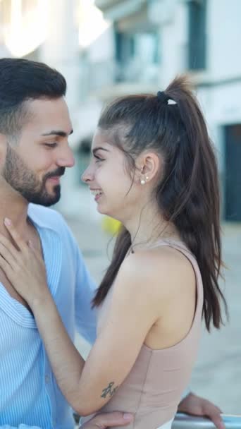 Χαμογελώντας ισπανόφωνο ζευγάρι μιλώντας και φιλώντας στο δρόμο - Πλάνα, βίντεο