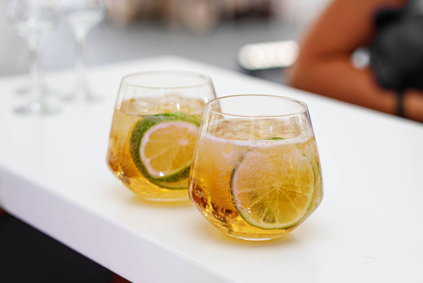 Una copa de cóctel de gin and tonic soda adornada con la rodaja de limón. - Foto, imagen