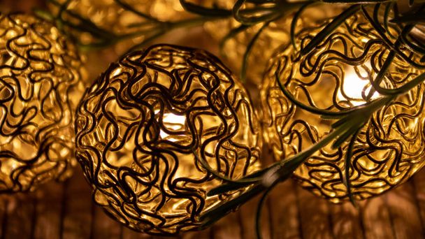 bola de luz cálidamente iluminada con rama de abeto, primer plano. Fondo decorativo de Navidad  - Foto, Imagen