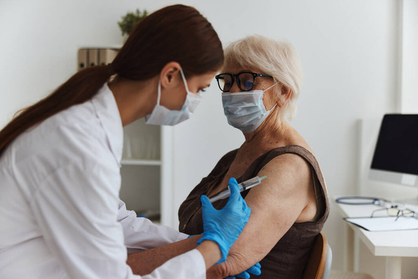 mulher idosa seringa injeção vacina passaporte vírus epidemia - Foto, Imagem
