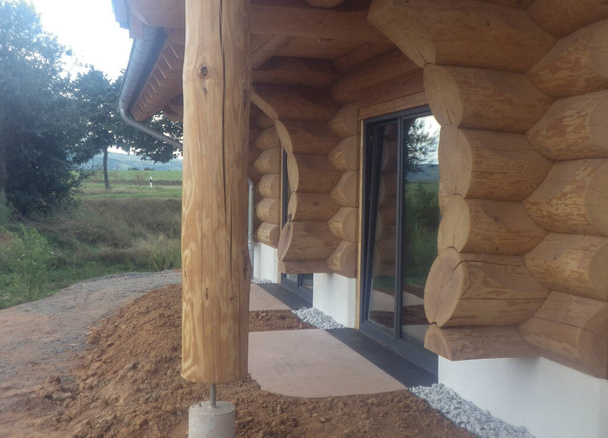 сучасний дерев'яний будинок, будинок з дерев'яним матеріалом
 - Фото, зображення