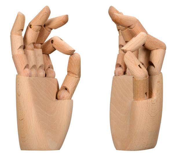 Een menselijke hand gemaakt van hout op een witte achtergrond. Vingers kunnen gebogen worden. - Foto, afbeelding
