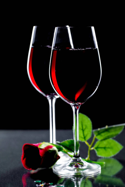 Glasses of wine on a black background. - Fotoğraf, Görsel