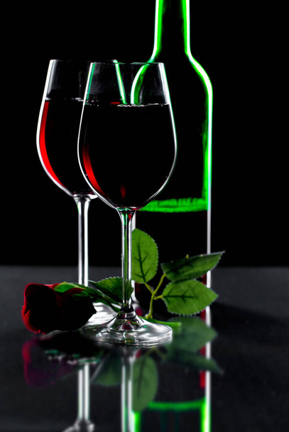 glas wijn op een zwarte achtergrond. - Foto, afbeelding