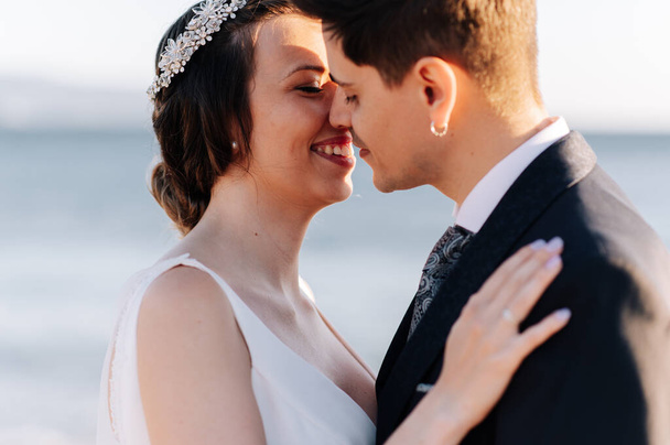 Retrato de una pareja recién casada besándose - Foto, Imagen