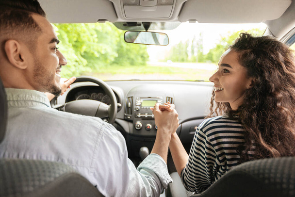 Amante casal de mãos dadas enquanto sentado em auto, visão traseira - Foto, Imagem