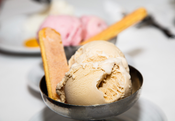 cinammon és eper fagylalt - Fotó, kép