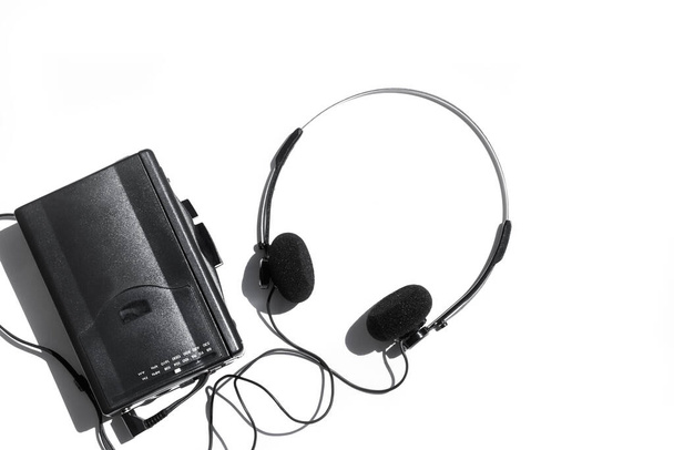 Egy fekete kazettás lejátszó fejhallgatóval fehér alapon - Fotó, kép