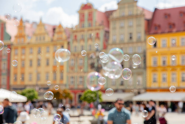Fly bubbles and the old town in bokeh in Wroclaw, Poland - Foto, afbeelding