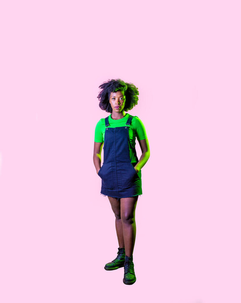 Jisté černé vlasy mladá žena představuje izolované pozadí hledá kamera vážné -reklama kopírovat prostor - Fotografie, Obrázek