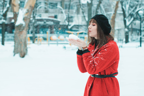 雪の中の赤いコートの女の子、雪の中の赤い女の子、雪の中の女の子 - 写真・画像