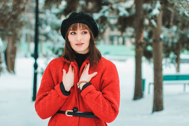 Niña con abrigo rojo en la nieve, Niña con rojo en la nieve, Niña con nieve - Foto, Imagen