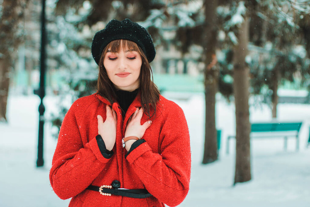 Meisje in rode jas in de sneeuw, Meisje in rood in de sneeuw, Meisje in de sneeuw - Foto, afbeelding