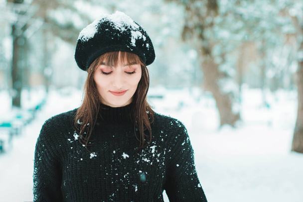 Κορίτσι με μαύρα μέσα στο χιόνι, κορίτσι στο χιόνι - Φωτογραφία, εικόνα