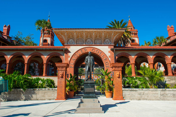 Flagler College Main Entrance - головна будівля коледжу Флаглер в історичному Сент-Огастіні, штат Флорида, США. Будівля була Ponce de Leon Hotel в 1885 році з стилем Іспанського Відродження..  - Фото, зображення