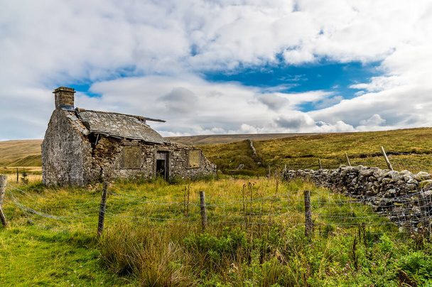 A view of an old ruined farmhouse on the Dales near Hawes, Yorkshire, UK on a summers day - Valokuva, kuva