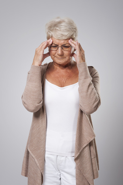 Старшая женщина с болью в голове
 - Фото, изображение