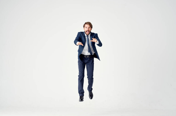 Mann im Anzug Manager Büro Emotionen Bewegung Licht Hintergrund - Foto, Bild