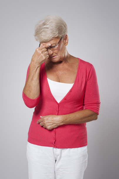 Женщина, страдающая сильной головной болью
 - Фото, изображение