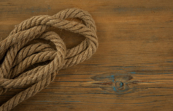 Vintage achtergrond met houten log en hennep touw - Foto, afbeelding